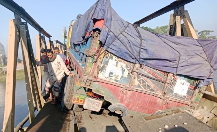 বানিয়াচংয়ে ব্রিজ ভেঙে ট্রাক আটকা, চরম দুর্ভোগে যাত্রীরা