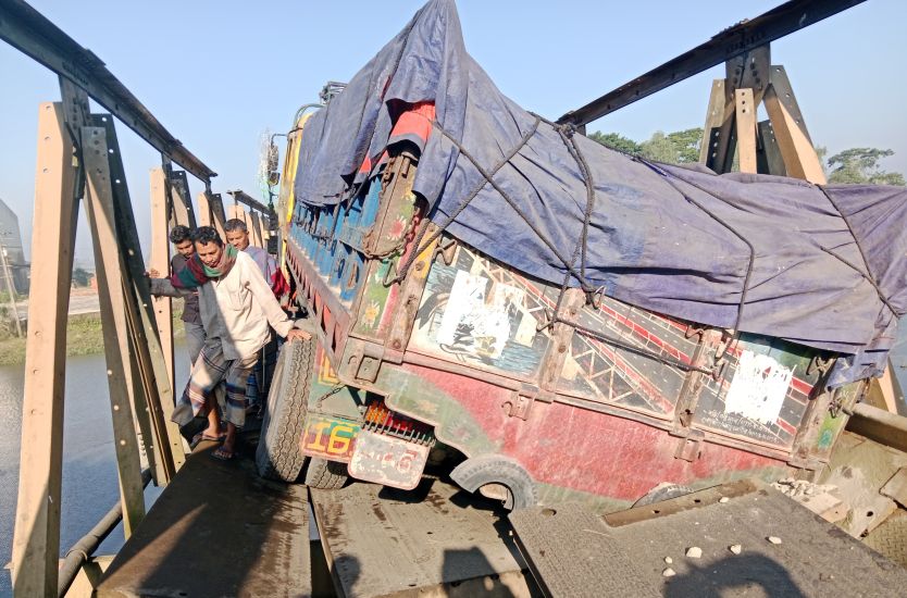বানিয়াচংয়ে ব্রিজ ভেঙে ট্রাক আটকা, চরম দুর্ভোগে যাত্রীরা