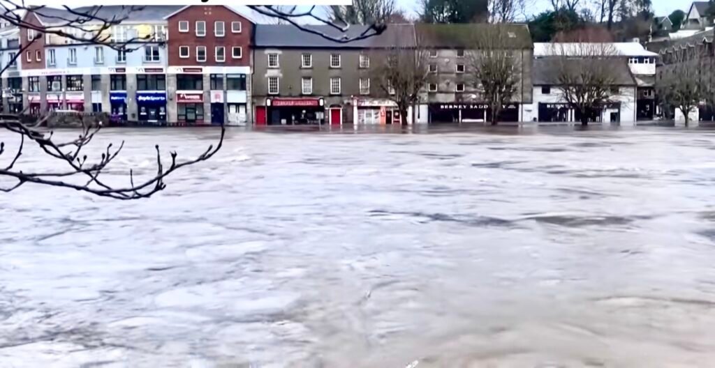 চন্দ্রার প্রবল আঘাতে যুক্তরাজ্যের বিস্তীর্ণ এলাকায় বন্যায় প্লাবিত