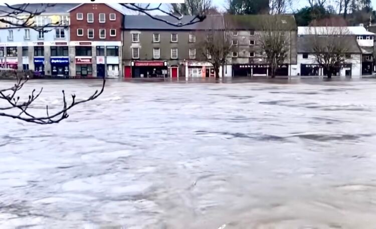 চন্দ্রার প্রবল আঘাতে যুক্তরাজ্যের বিস্তীর্ণ এলাকায় বন্যায় প্লাবিত