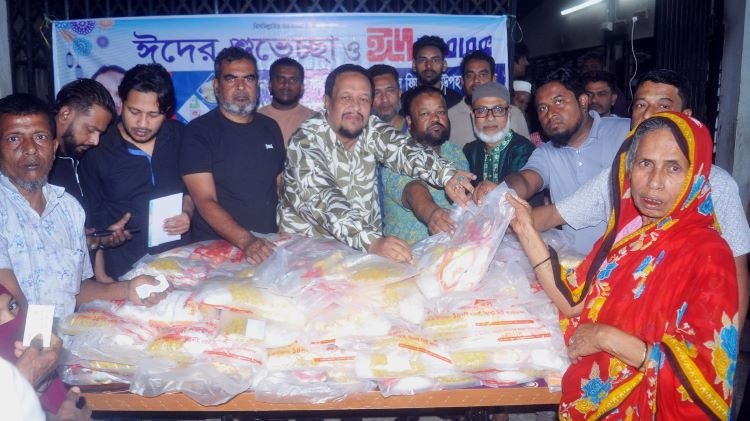 ১৪নং ওয়ার্ডে ঈদ উপহার বিতরণ