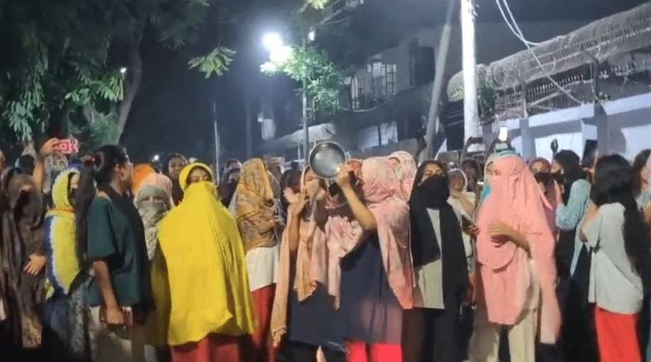 মধ্যরাতে যে কারণে উত্তাল ইডেন কলেজ