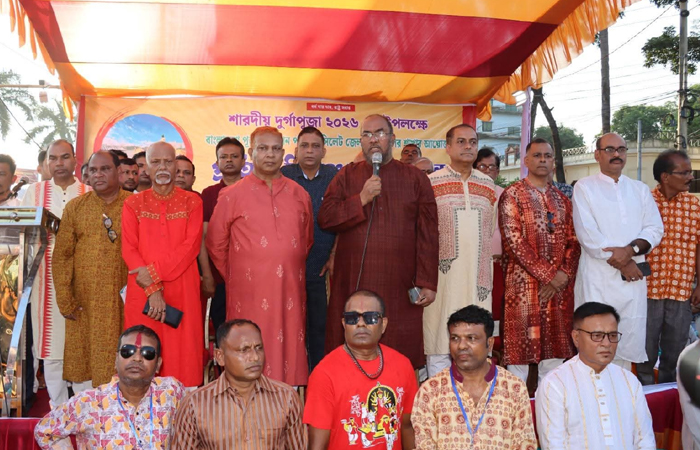 প্রতিমা বিসর্জনের মধ্য দিয়ে দুর্গাপূজার আনুষ্ঠানিক সমাপ্তি