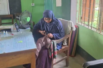 শিক্ষার্থীর ছেঁড়া জামা সেলাই করে দিলেন প্রধান শিক্ষক নাইলা বেগম