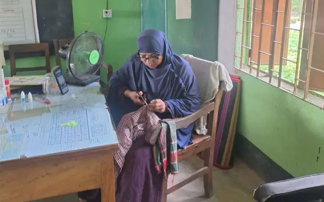 শিক্ষার্থীর ছেঁড়া জামা সেলাই করে দিলেন প্রধান শিক্ষক নাইলা বেগম