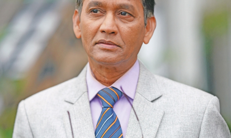 ৫০ বছরের অভিনয় জীবন, বই এসেছে আজিজুল হাকিমের