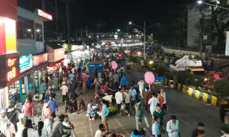 সিলেটে জমজমাট দুর্গাপূজার বাজার, রাস্তায় যানজট, দামে নাভিশ্বাস ক্রেতাদের