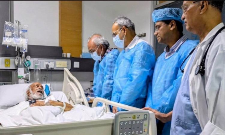 হাসপাতালে ড. আব্দুল মঈন খানকে দেখতে গেলেন রুহুল কবির রিজভী