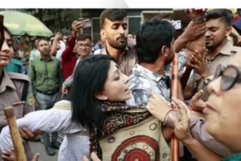 বাউল গানে বাধার প্রতিবাদে মানববন্ধনে পুলিশি বাধা