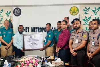 এসএমপির ২০তম প্রতিষ্ঠাবার্ষিকীতে পুলিশ কমিশনারকে সম্মাননা স্মারক প্রদান