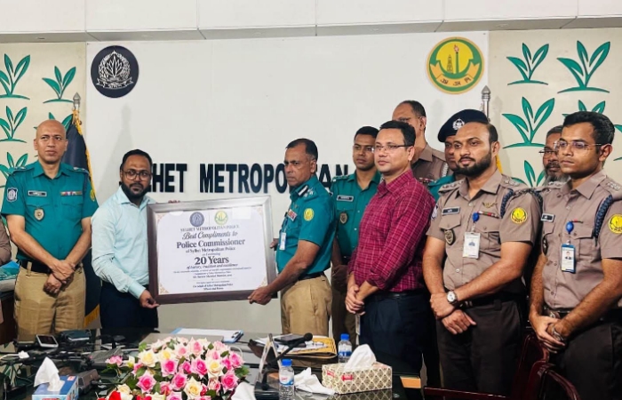 এসএমপির ২০তম প্রতিষ্ঠাবার্ষিকীতে পুলিশ কমিশনারকে সম্মাননা স্মারক প্রদান