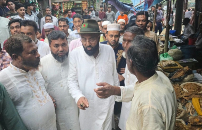 নাজিরবাজার পরিদর্শনে সংসদ সদস্য মোহাম্মদ আব্দুল মালিক, ব্যবসায়ীদের সঙ্গে মতবিনিময়