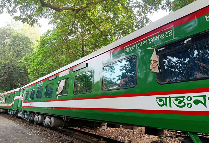 ভারত থেকে এল ১৮টি রেলকোচের প্রথম চালান