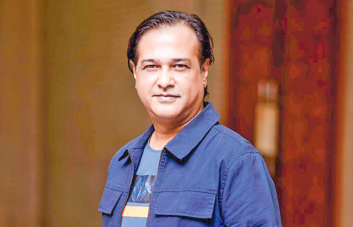 সংগীতশিল্পী আসিফ আকবরের গাড়ি লক্ষ্য করে গুলি