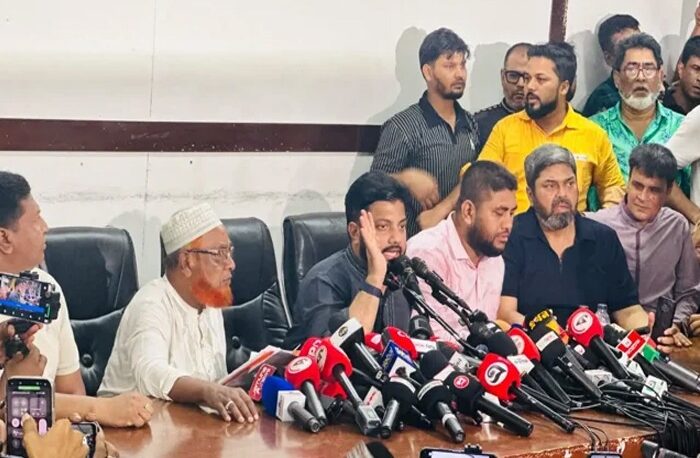 প্রেসক্লাবে এসে পদত্যাগের ঘোষণা দিলেন ইশরাক হোসেন
