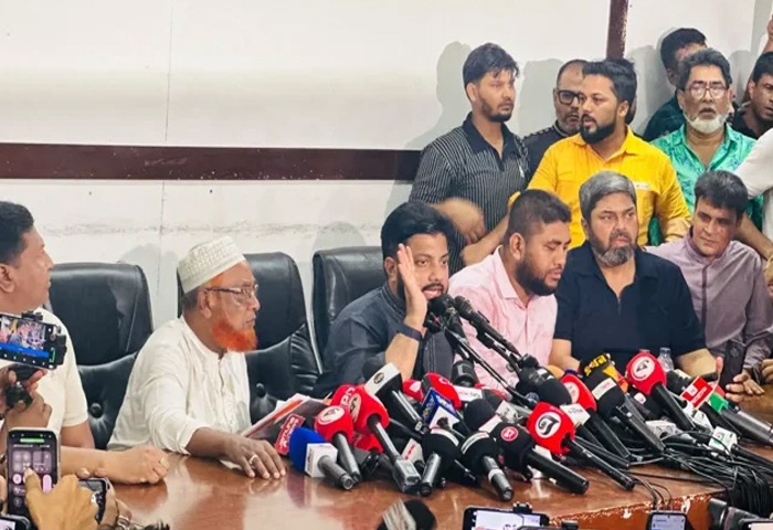 প্রেসক্লাবে এসে পদত্যাগের ঘোষণা দিলেন ইশরাক হোসেন