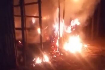 জগন্নাথপুরে হত্যা মামলার আসামিদের বাড়িঘরে ভাঙচুর, লুটপাট ও অগ্নিসংযোগের অভিযোগ  ​জগন্নাথপুর প্রতিনিধি:  সুনামগঞ্জের জগন্নাথপুর উপজেলার মীরপুর ইউনিয়নের উত্তর গড়গড়ি গ্রামে একটি হত্যা ঘটনার পর প্রতিপক্ষের অন্তত বেশ কয়েকটি বাড়িঘরে দফায় দফায় হামলা, ভাঙচুর, লুটপাট ও অগ্নিসংযোগের অভিযোগ উঠেছে।গত ১৮ অক্টোবর রাতে শূন্য বাড়িগুলোতে অগ্নি সংযোগ করা হয়।   ভুক্তভোগীদের দাবি, জগন্নাথপুর থানা পুলিশ এ বিষয়ে কোনো মামলা নিচ্ছে না। হামলায় বসতঘর ও খামার থেকে গবাদিপশু, স্বর্ণালংকার ও নগদ টাকা লুট করে নিয়ে যাওয়া হয়েছে বলে ক্ষতিগ্রস্ত পরিবারগুলো অভিযোগ করেছে। ​ক্ষতিগ্রস্ত পক্ষ ও স্থানীয় সূত্রে জানা গেছে, হত্যাকাণ্ডের পর থেকেই আসামিপক্ষের পরিবারগুলো চরম আতঙ্কে রয়েছে। কয়েকটি বাড়ি পুরো পুরুষশূন্য হয়ে পড়েছে। আর এই শূন্য বাড়িগুলোকে লক্ষ্য করে দফায় দফায় হামলা চালানো হচ্ছে। এমনকি গত রাতেও আসামিদের বসতঘরে আগুন লাগিয়ে দেওয়া হয়। ​গতকাল ১৯ অক্টোবর  সরেজমিনে উত্তর গড়গড়ি গ্রামে গিয়ে দেখা যায়, পুরুষশূন্য বাড়িগু রয়েছে, পরিত্যক্ত বাড়িগুলোতে, দফায় দফায় অগ্নিসংযোগ করে যাচ্ছে, প্রতিপক্ষরা, থানায় অভিযোগ করলেও, কোন ব্যবস্থা নিচ্ছে না।   ঘরের ভেতরের আসবাবপত্র ভেঙে চুরমার করে যত্রতত্র ছিটিয়ে রাখা হয়েছে এবং আগুনে পুড়িয়ে ছাই করে দেওয়া হয়েছে। ঘটনার পর থেকে পরিবারের পুরুষ সদস্যরা আত্মগোপনে থাকায় নারী ও শিশুরা চরম মানবেতর জীবনযাপন করছেন এবং বাধ্য হয়ে আত্মীয়স্বজনের বাড়িতে আশ্রয় নিয়েছেন।  ​হামলা, লুটপাট ও ক্ষয়ক্ষতির ঘটনায় ভুক্তভোগী পরিবারের পক্ষ থেকে সুনামগঞ্জ আদালত ও জগন্নাথপুর থানায় মোট চারটি পৃথক লিখিত অভিযোগ দায়ের করা হয়েছে। এর মধ্যে সুনামগঞ্জের জুডিশিয়াল ম্যাজিস্ট্রেট আদালতে একটি সিআর মামলা (মামলা নং— ১৮৮/২০২৬) দায়ের করেছেন মোছা. ফাতেমা বেগম (৩৮)। এই মামলায় স্থানীয় ১৫ জনকে আসামি করা হয়েছে।