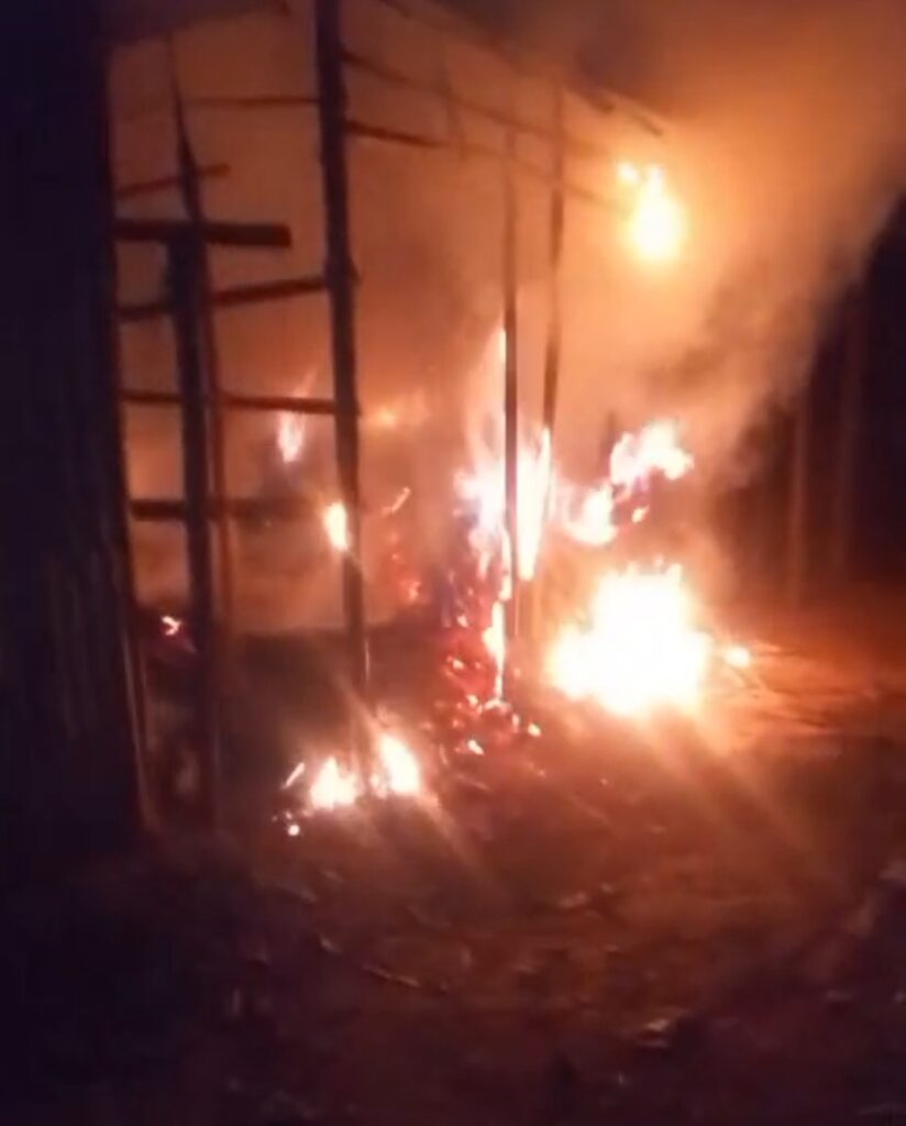 জগন্নাথপুরে হত্যা মামলার আসামিদের বাড়িঘরে ভাঙচুর, লুটপাট ও অগ্নিসংযোগের অভিযোগ  ​জগন্নাথপুর প্রতিনিধি:  সুনামগঞ্জের জগন্নাথপুর উপজেলার মীরপুর ইউনিয়নের উত্তর গড়গড়ি গ্রামে একটি হত্যা ঘটনার পর প্রতিপক্ষের অন্তত বেশ কয়েকটি বাড়িঘরে দফায় দফায় হামলা, ভাঙচুর, লুটপাট ও অগ্নিসংযোগের অভিযোগ উঠেছে।গত ১৮ অক্টোবর রাতে শূন্য বাড়িগুলোতে অগ্নি সংযোগ করা হয়।   ভুক্তভোগীদের দাবি, জগন্নাথপুর থানা পুলিশ এ বিষয়ে কোনো মামলা নিচ্ছে না। হামলায় বসতঘর ও খামার থেকে গবাদিপশু, স্বর্ণালংকার ও নগদ টাকা লুট করে নিয়ে যাওয়া হয়েছে বলে ক্ষতিগ্রস্ত পরিবারগুলো অভিযোগ করেছে। ​ক্ষতিগ্রস্ত পক্ষ ও স্থানীয় সূত্রে জানা গেছে, হত্যাকাণ্ডের পর থেকেই আসামিপক্ষের পরিবারগুলো চরম আতঙ্কে রয়েছে। কয়েকটি বাড়ি পুরো পুরুষশূন্য হয়ে পড়েছে। আর এই শূন্য বাড়িগুলোকে লক্ষ্য করে দফায় দফায় হামলা চালানো হচ্ছে। এমনকি গত রাতেও আসামিদের বসতঘরে আগুন লাগিয়ে দেওয়া হয়। ​গতকাল ১৯ অক্টোবর  সরেজমিনে উত্তর গড়গড়ি গ্রামে গিয়ে দেখা যায়, পুরুষশূন্য বাড়িগু রয়েছে, পরিত্যক্ত বাড়িগুলোতে, দফায় দফায় অগ্নিসংযোগ করে যাচ্ছে, প্রতিপক্ষরা, থানায় অভিযোগ করলেও, কোন ব্যবস্থা নিচ্ছে না।   ঘরের ভেতরের আসবাবপত্র ভেঙে চুরমার করে যত্রতত্র ছিটিয়ে রাখা হয়েছে এবং আগুনে পুড়িয়ে ছাই করে দেওয়া হয়েছে। ঘটনার পর থেকে পরিবারের পুরুষ সদস্যরা আত্মগোপনে থাকায় নারী ও শিশুরা চরম মানবেতর জীবনযাপন করছেন এবং বাধ্য হয়ে আত্মীয়স্বজনের বাড়িতে আশ্রয় নিয়েছেন।  ​হামলা, লুটপাট ও ক্ষয়ক্ষতির ঘটনায় ভুক্তভোগী পরিবারের পক্ষ থেকে সুনামগঞ্জ আদালত ও জগন্নাথপুর থানায় মোট চারটি পৃথক লিখিত অভিযোগ দায়ের করা হয়েছে। এর মধ্যে সুনামগঞ্জের জুডিশিয়াল ম্যাজিস্ট্রেট আদালতে একটি সিআর মামলা (মামলা নং— ১৮৮/২০২৬) দায়ের করেছেন মোছা. ফাতেমা বেগম (৩৮)। এই মামলায় স্থানীয় ১৫ জনকে আসামি করা হয়েছে।