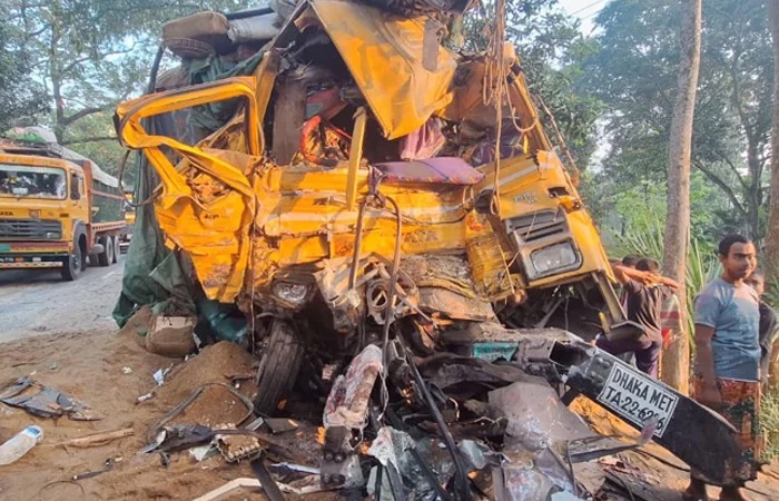 নাটোরে বাস-ট্রাক সংঘর্ষ: নিহতের সংখ্যা বেড়ে ১৪, পরিচয় মিলল কয়েকজনের
