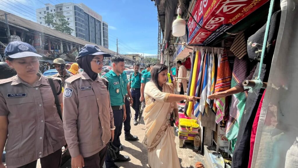 যত্রতত্র ময়লা ফেলা ও ফুটপাত দখল করে ব্যবসা নয়, বন্দরবাজারে অভিযান