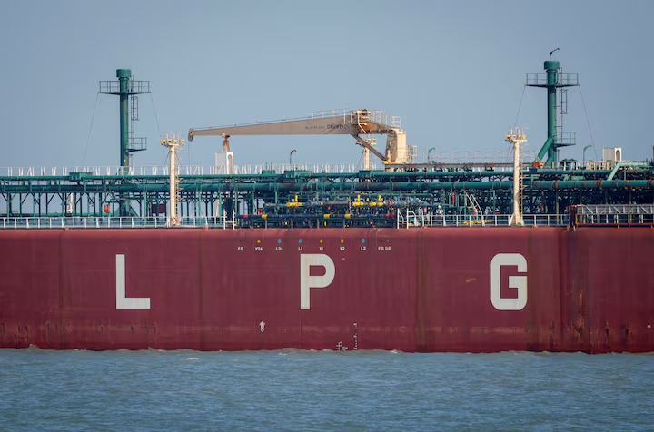 মার্কিন অবরোধের মধ্যেও এলপিজি ও জেট জ্বালানি রপ্তানি করছে ইরান