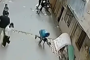 বারান্দা থেকে পড়ে যাচ্ছিল শিশু, ‘নায়কের মতো’ বাঁচালেন যুবক