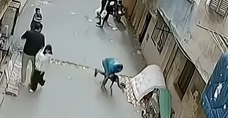 মৃত্যুর মুখ থেকে শিশুকে উদ্ধার, যুবকের সাহসিকতায় বাঁচল প্রাণ