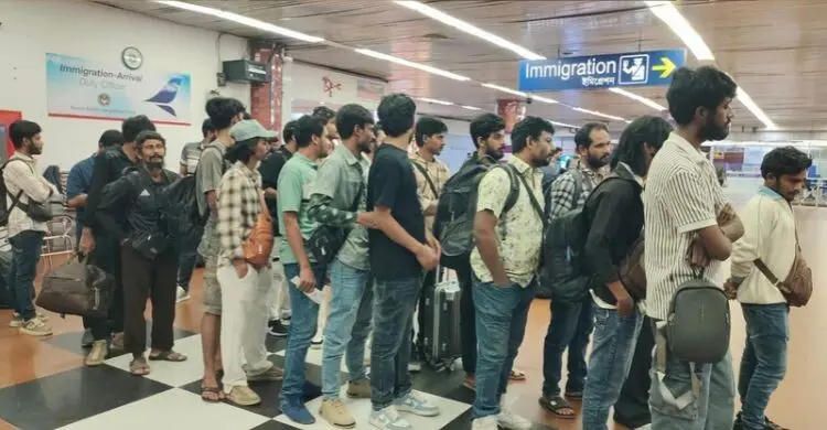 কম্বোডিয়ার বন্দিদশা থেকে দেশে ফিরলেন ৩০ বাংলাদেশি