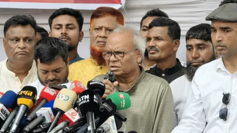 পিস্তল হাতে প্রতিমন্ত্রী ইশরাক, ত্রাসের রাজত্বের ইঙ্গিত বলছে জামায়াত